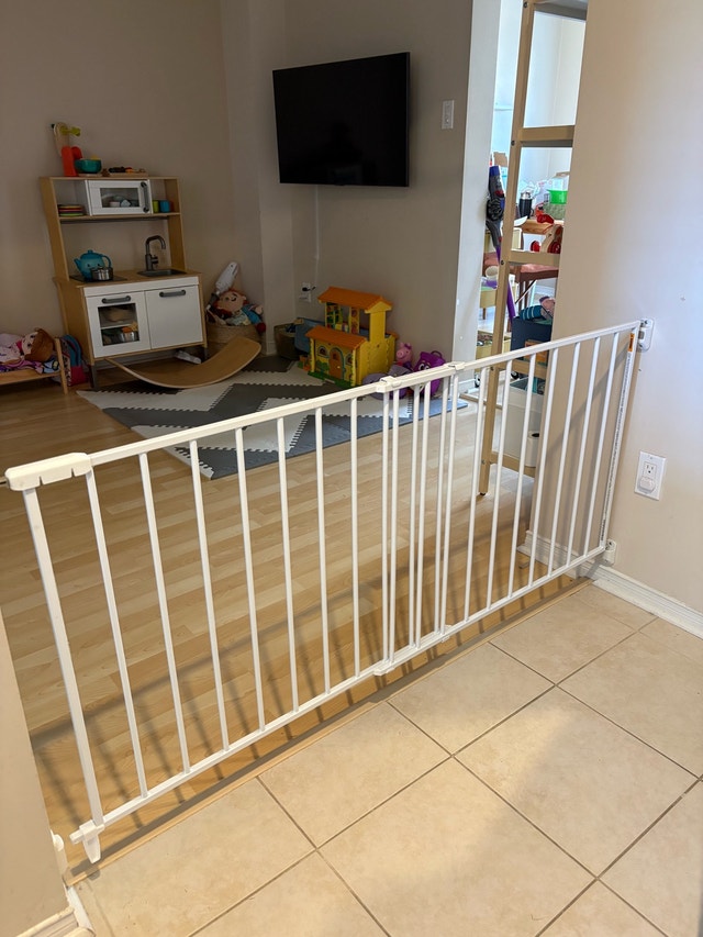 Safety 1st Wide & Sturdy Sliding Gate