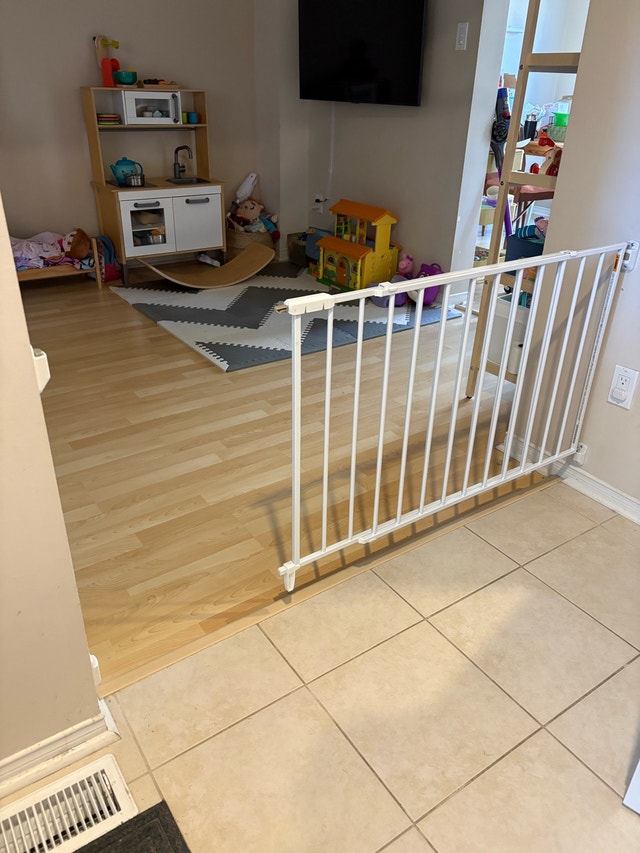 Safety 1st Wide & Sturdy Sliding Gate - photo 2