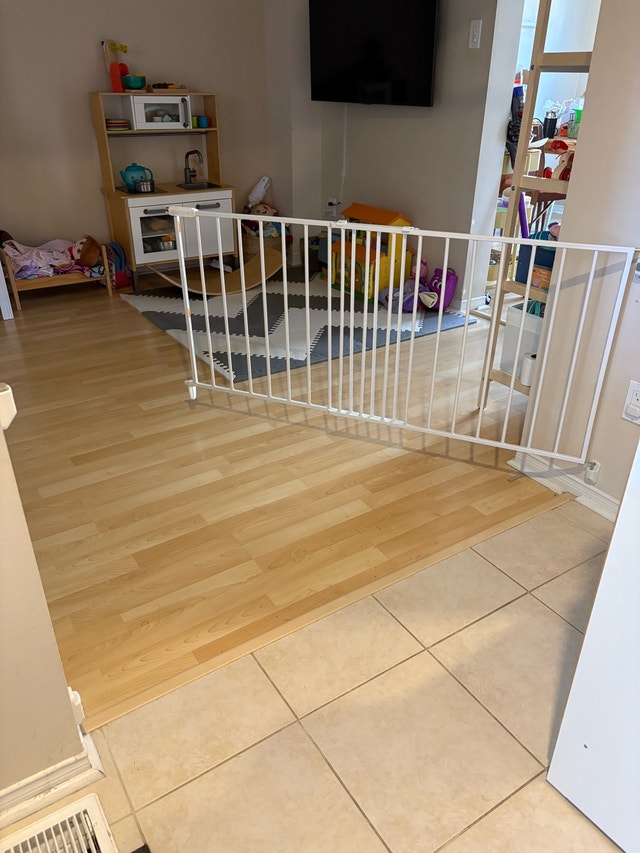 Safety 1st Wide & Sturdy Sliding Gate - photo 3