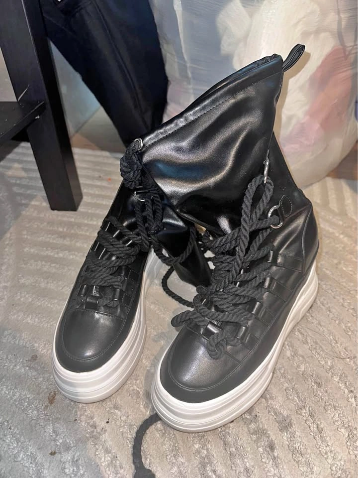 Akira black boots
