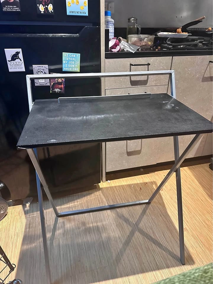 C shaped foldable desk