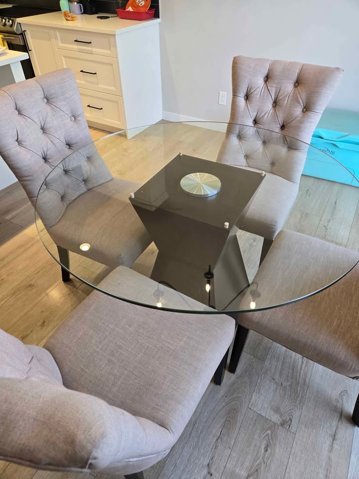 Table and chairs - photo 3