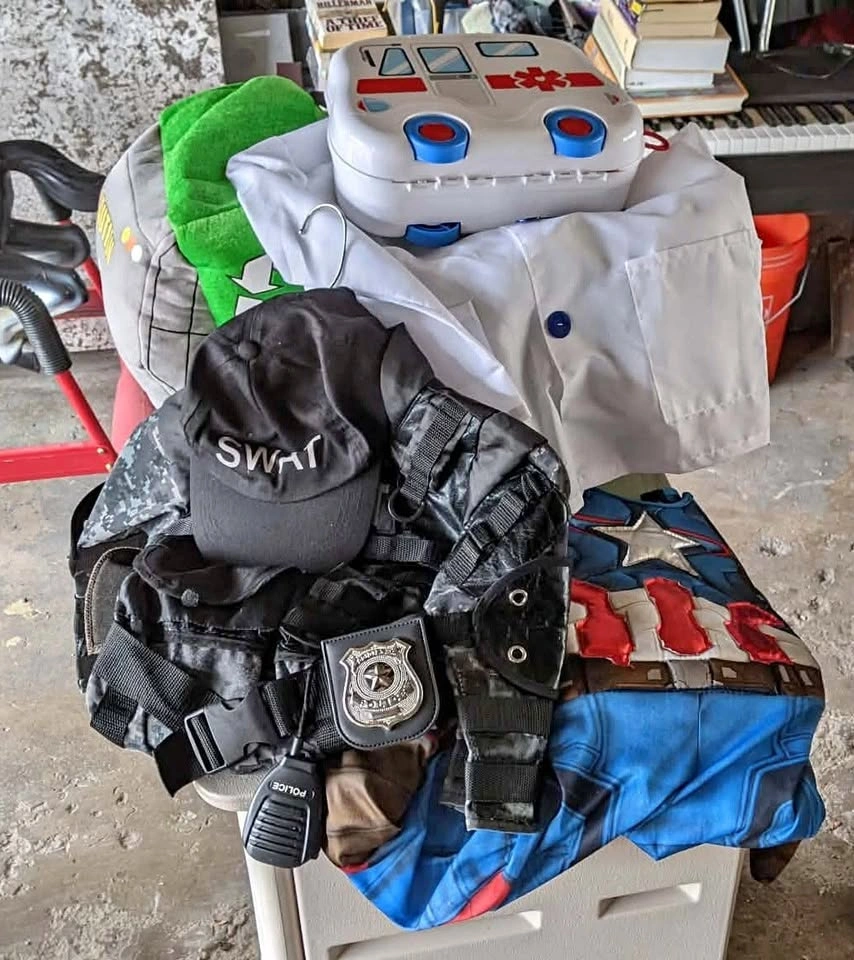 LOT OF 4 KIDS COSTUMES DOCTOR CAPTAIN AMERICA POLICE RECYCLE TRU