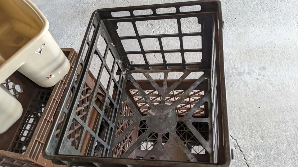 LOT OF 7 MILK CRATES ITEM HOLDER - photo 2