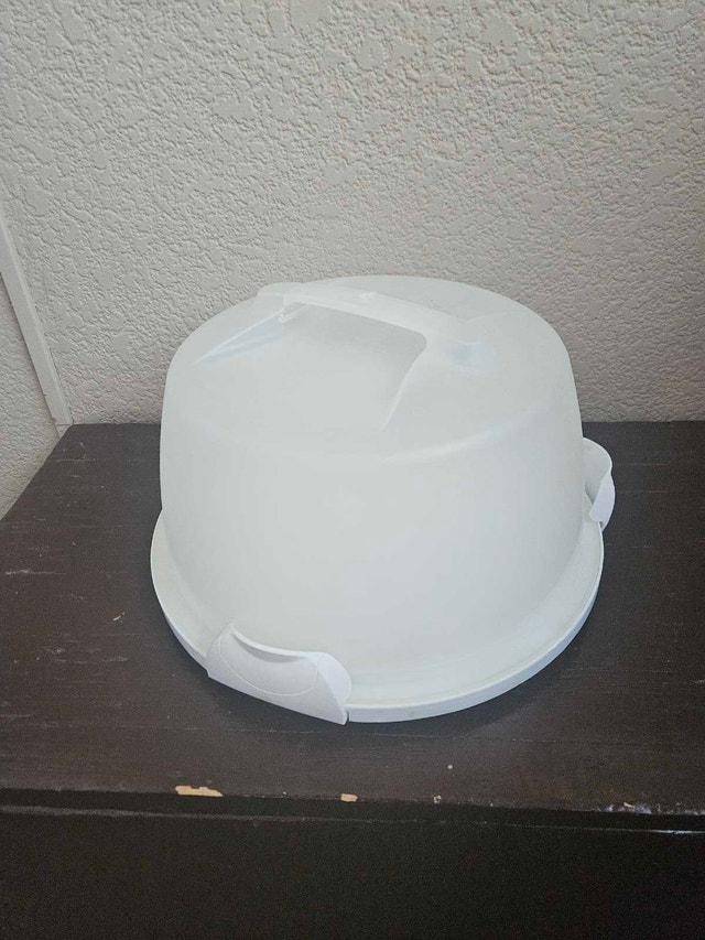 Tupperware Cake Carrier