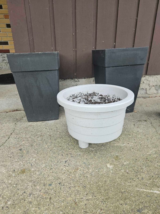 5 Outdoor Planters - photo 3