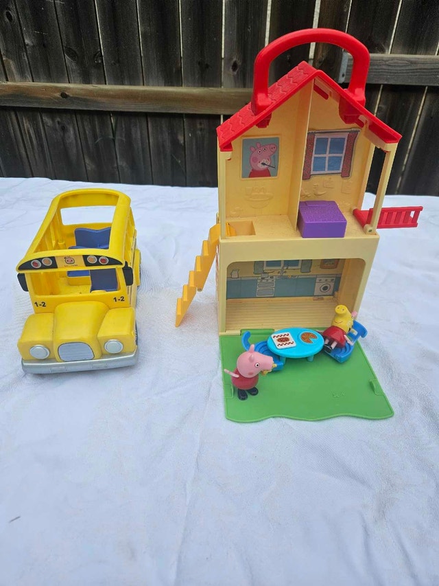 Cocomelon School Bus and Peppa Pig House Playset - photo 2