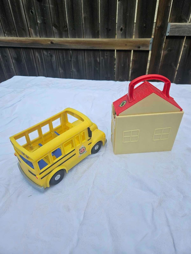 Cocomelon School Bus and Peppa Pig House Playset - photo 4