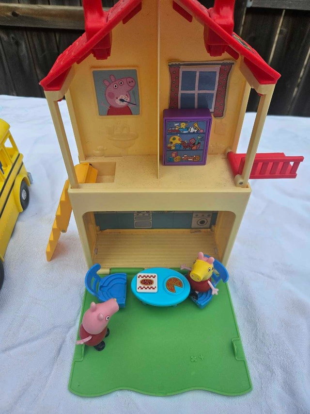 Cocomelon School Bus and Peppa Pig House Playset - photo 5