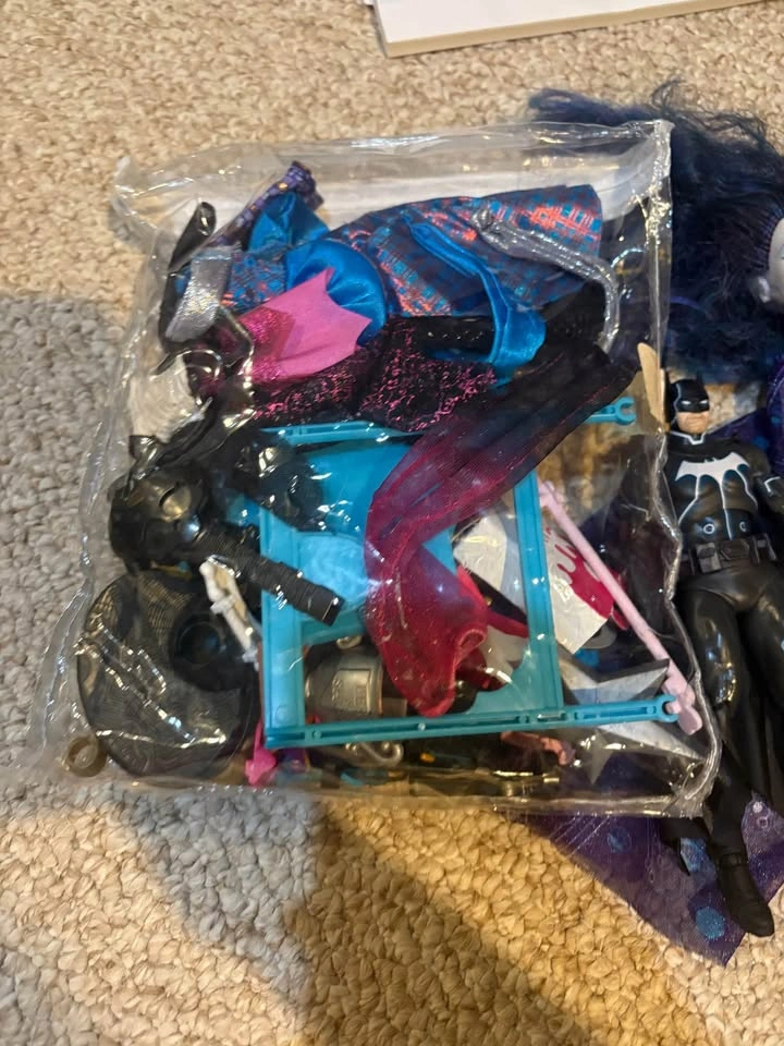 G1 and G3 Monster High Dolls and Batman Figure - photo 4