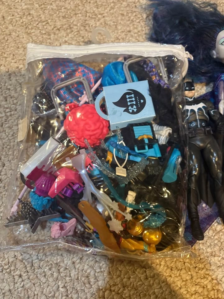 G1 and G3 Monster High Dolls and Batman Figure - photo 5