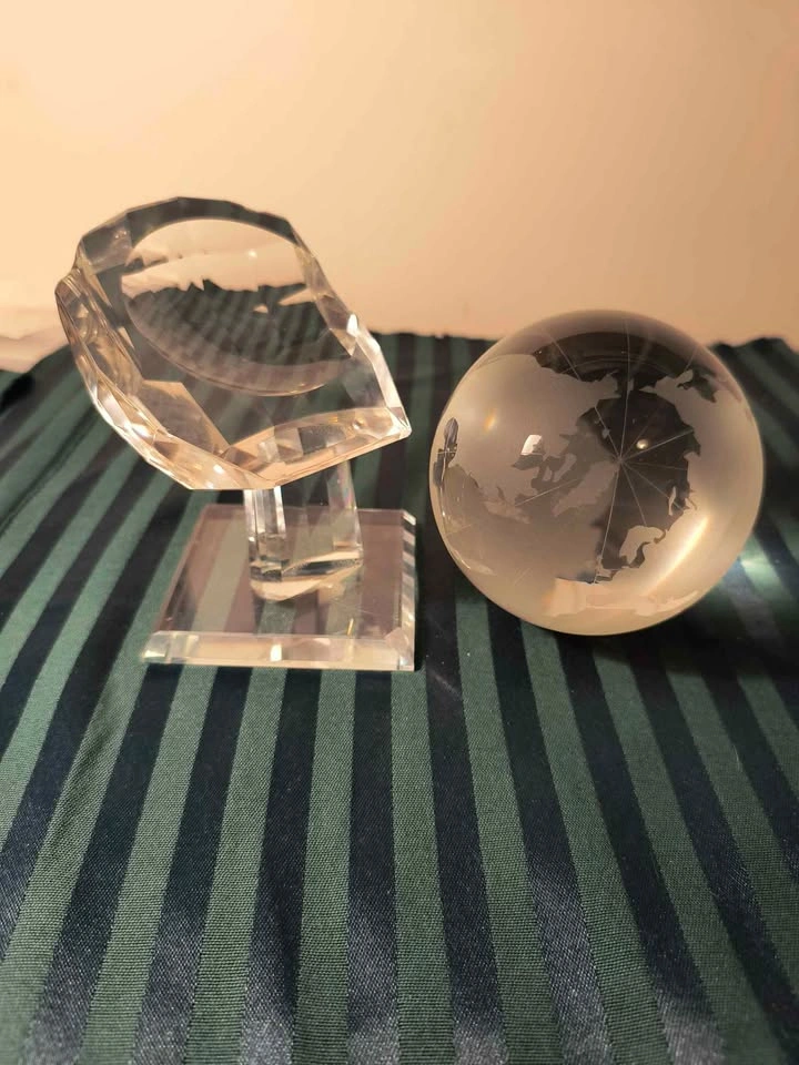 Crystal Globe in hand - photo 2