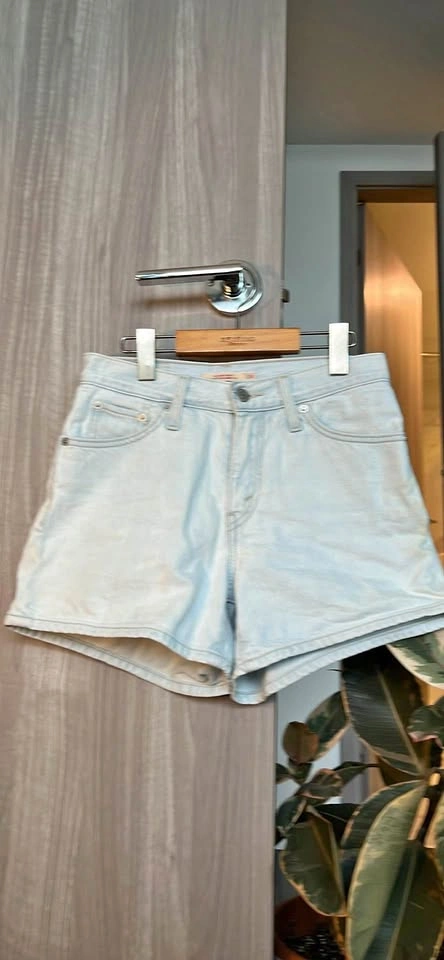 New Levi’s mom shorts size 24 (runs large)