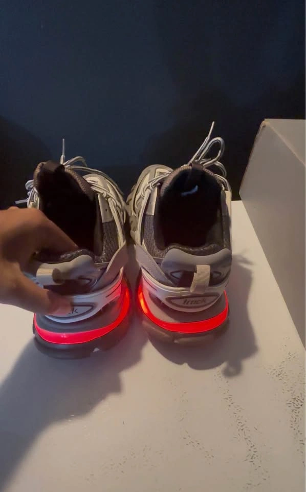 Grey Balenciaga track LED - photo 5