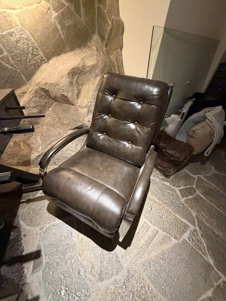 Designer Leather LAZY boy rocking recliner - photo 3