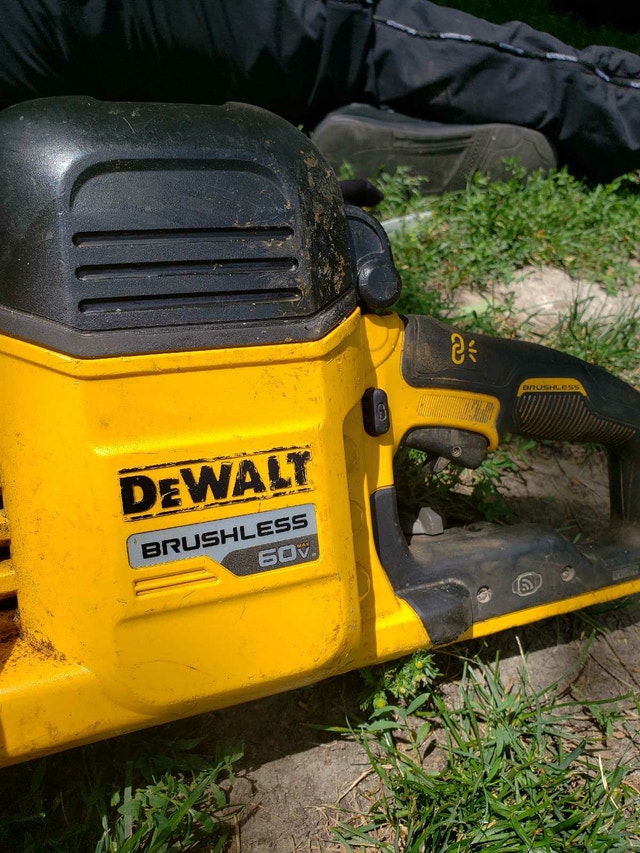 DEWALT 60V MAX 9" Brushless Cut-Off Saw - photo 3
