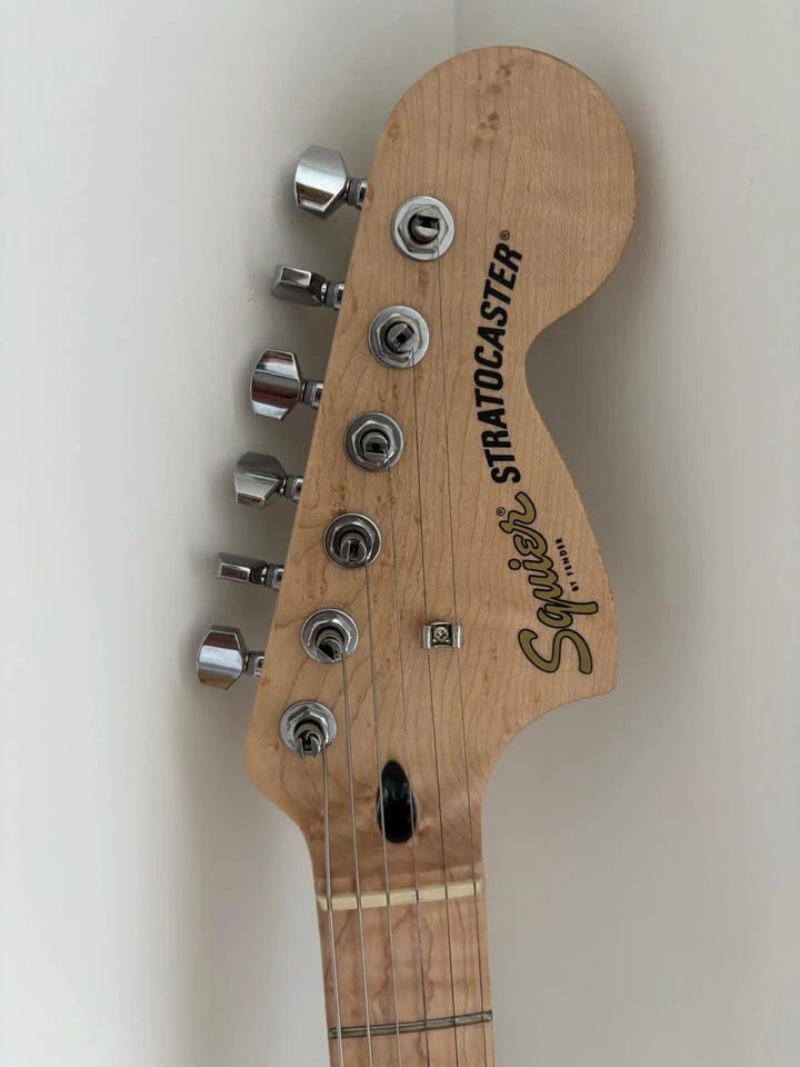 Squier Stratocaster Electric Guitar and Fender Frontman 15G Amp - photo 2