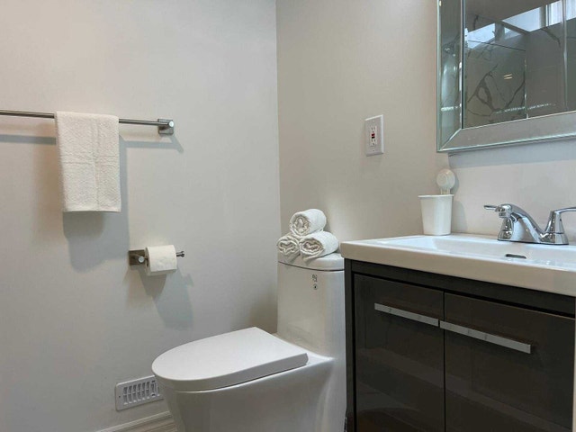 CLEAN, BRIGHT, LEGAL BSMT ROOM WITH PRIVATE BATH & PARKING - photo 3