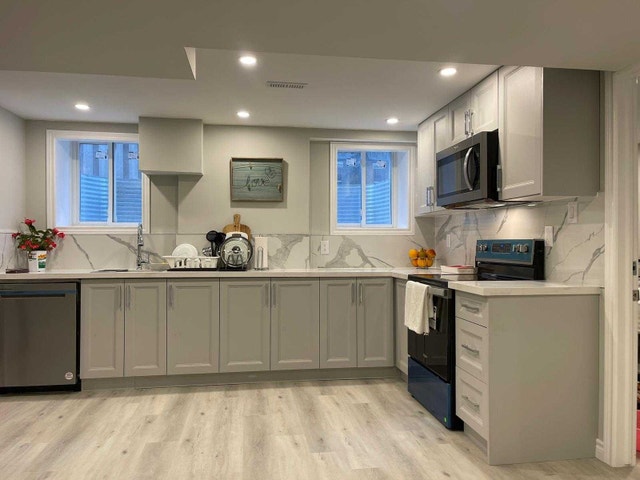 CLEAN, BRIGHT, LEGAL BSMT ROOM WITH PRIVATE BATH & PARKING - photo 4