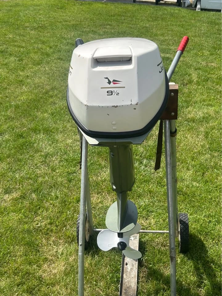1967 Johnson 9.5 hp outboard boat motor - photo 2