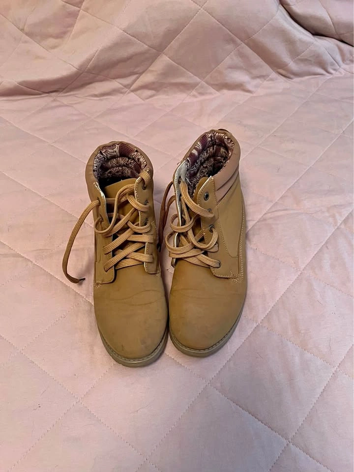 Women’s Boots - Size 9 - Monocity