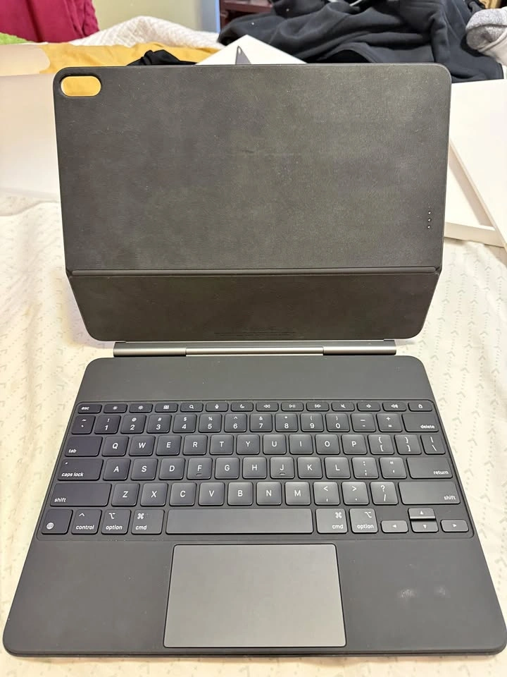 Apple Magic keyboard for Ipad air 13 inch