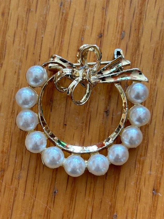 Gerrys gold tone faux pearl wreath pin brooch 1.5 inch