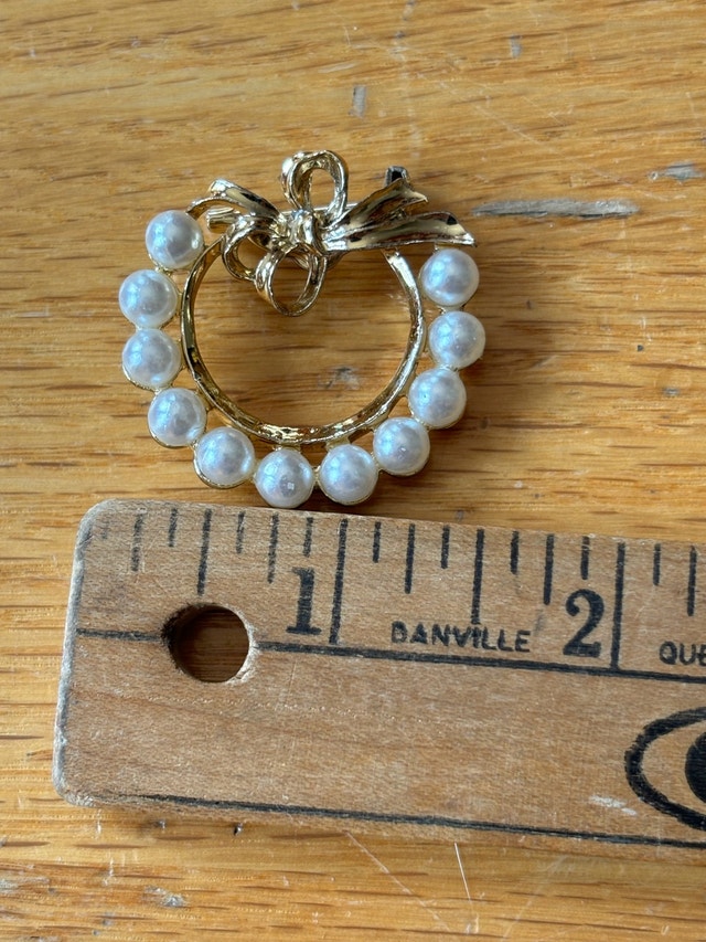 Gerrys gold tone faux pearl wreath pin brooch 1.5 inch - photo 4