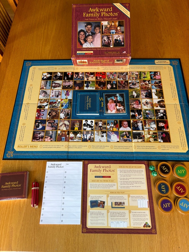 Awkward Family Photos Board Game - photo 2