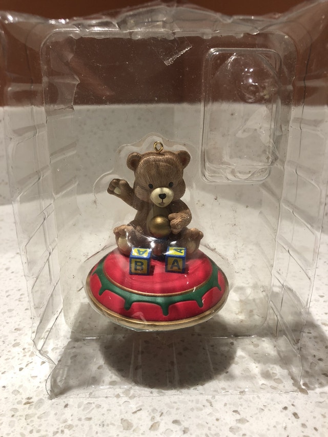1993 NOMA Ornamotion Teddy Bear on Red Top (with motor)