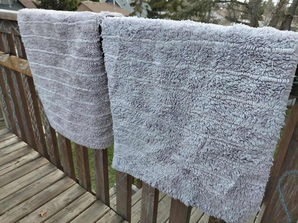 Two white bath mats for sale - photo 2
