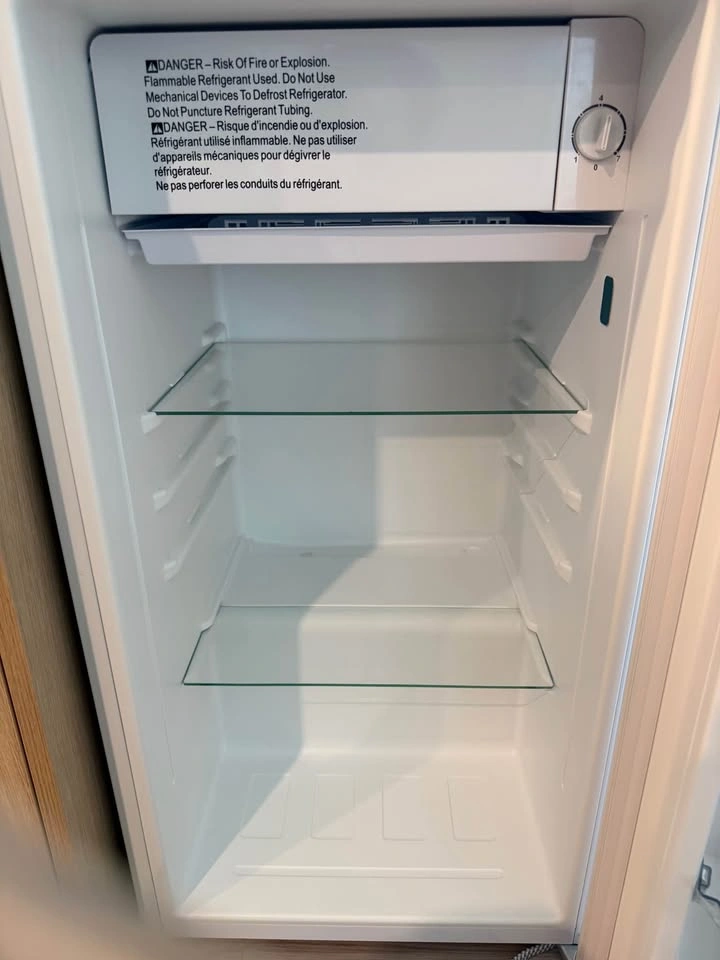 Hamilton Beach Mini Fridge with Freezer - Excellent Condition - photo 2