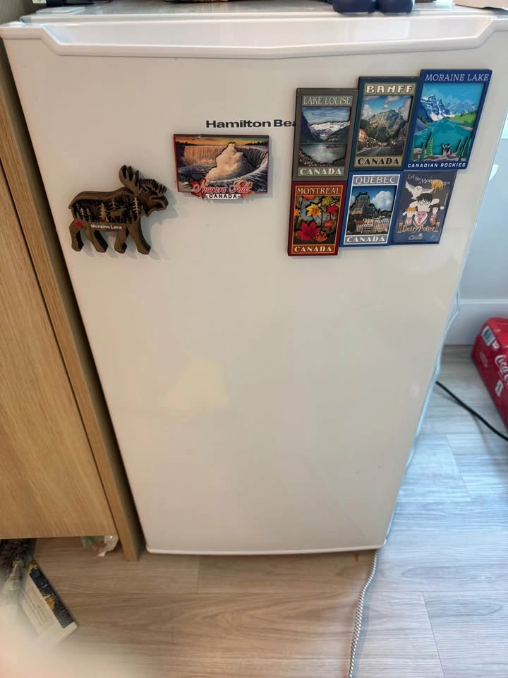 Hamilton Beach Mini Fridge with Freezer - Excellent Condition - photo 3