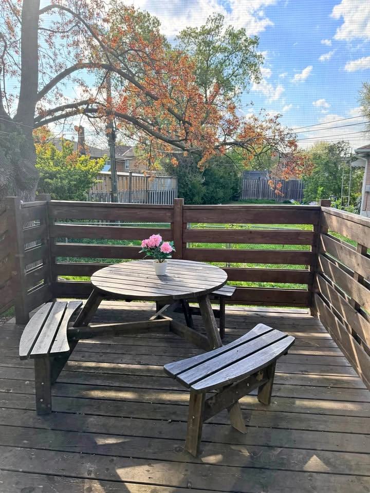 Round Solid Wood Outdoor Dining Table Set