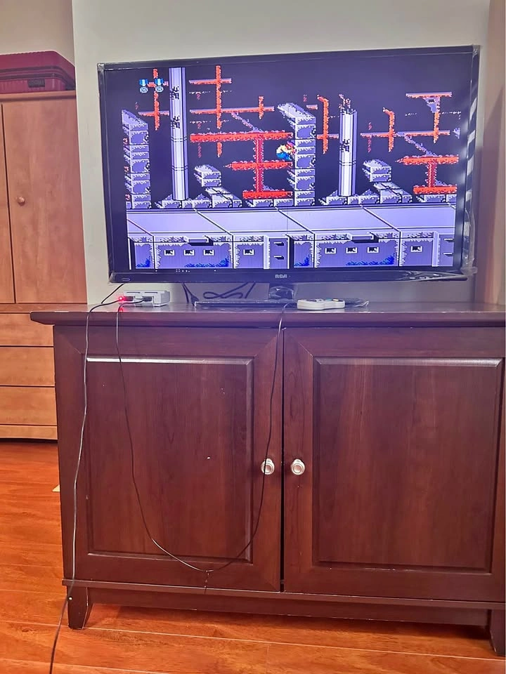 Tv with TV table (READ DESCRIPTION for measurements)