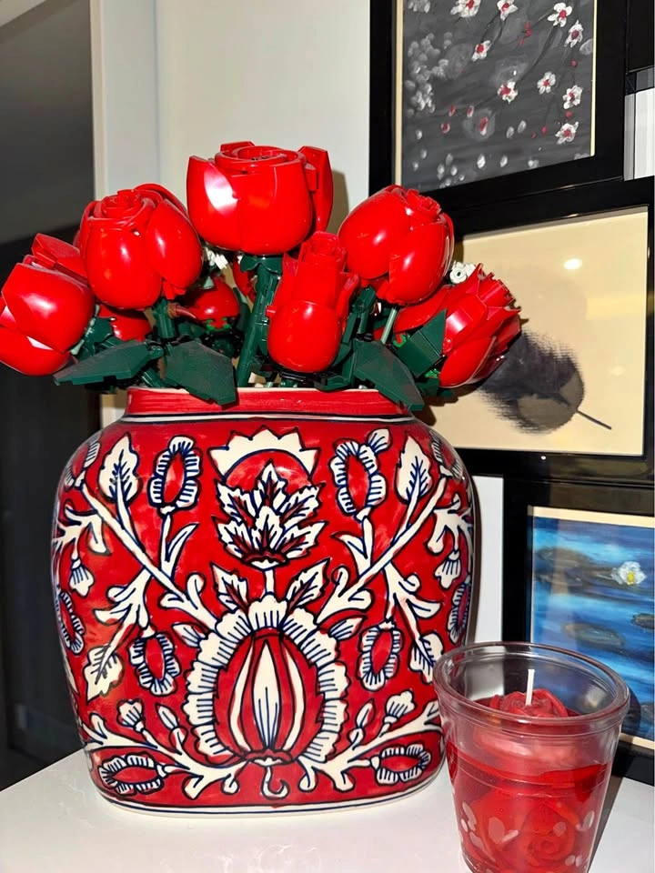 Decoration Bundle: LEGO Botanical Roses with Vase & Candle