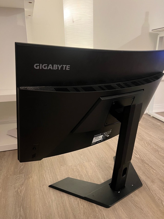Gigabyte 32’’ 2K 165Hz Curved Gaming Monitor - photo 2