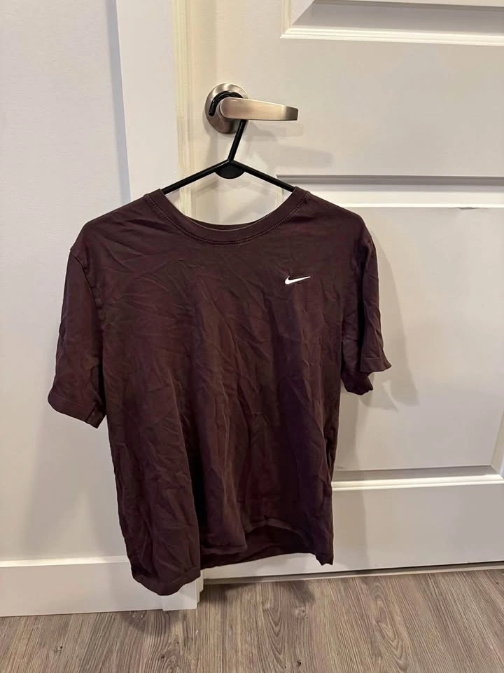 brown Nike T-shirt