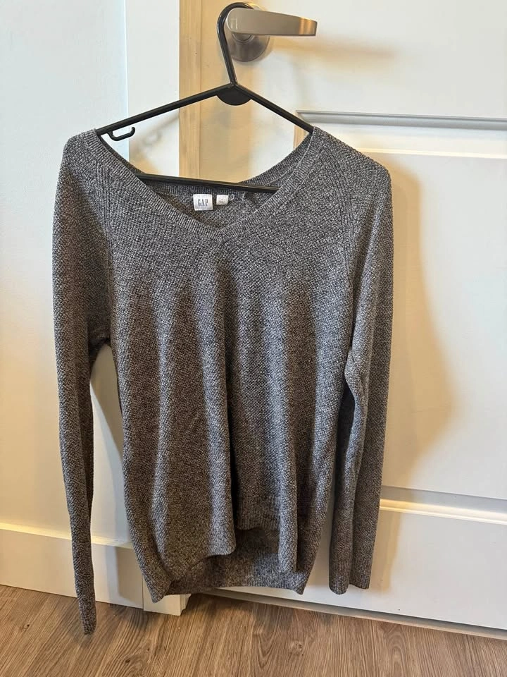 womens grey Gap knit V neck sweater size medium