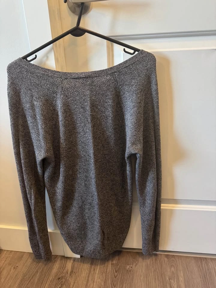 womens grey Gap knit V neck sweater size medium - photo 2