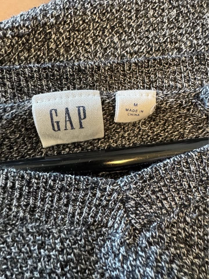 womens grey Gap knit V neck sweater size medium - photo 3