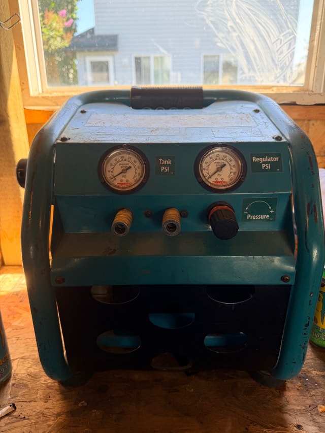 Makita MAC2400 Air Compressor – 2.5 HP – Includes 4 Hoses