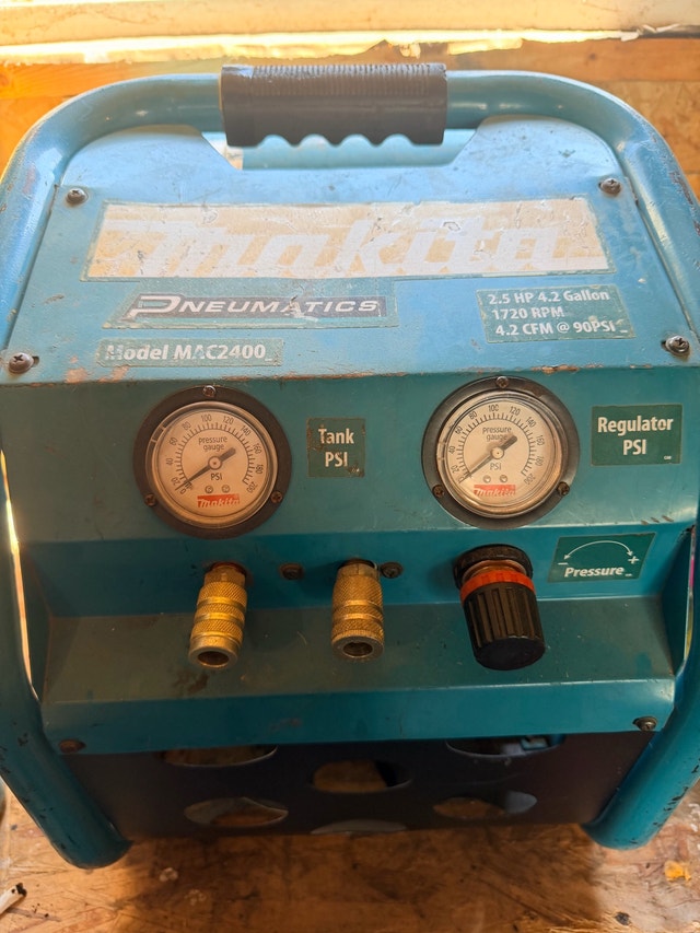 Makita MAC2400 Air Compressor – 2.5 HP – Includes 4 Hoses - photo 2