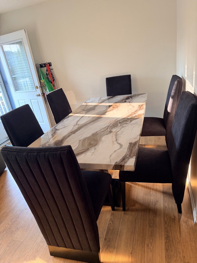 Like New Vega 7-Piece Faux Marble Dining Set
