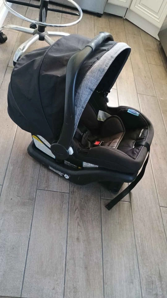 Graco Newborn Car Seat - photo 3