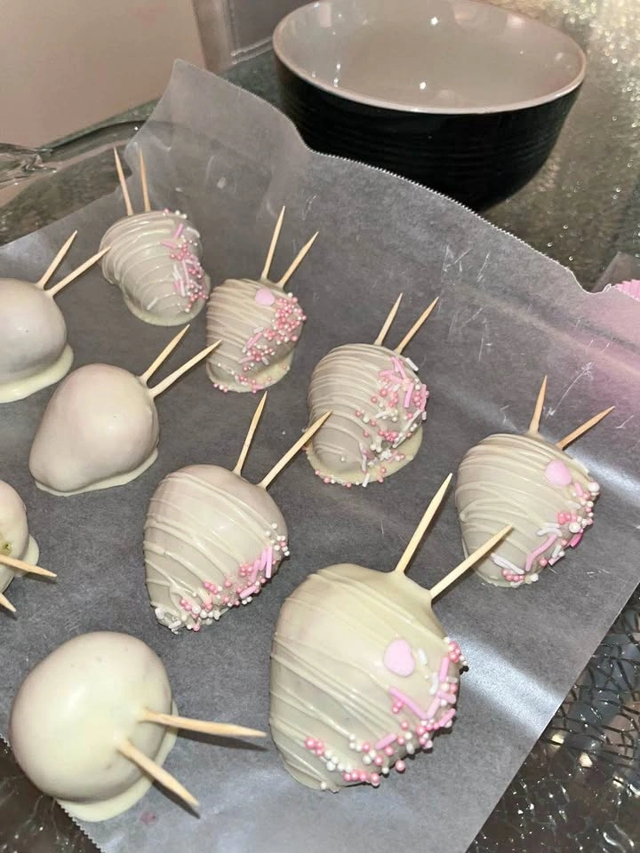 chocolate covered strawberries 🍓🤍