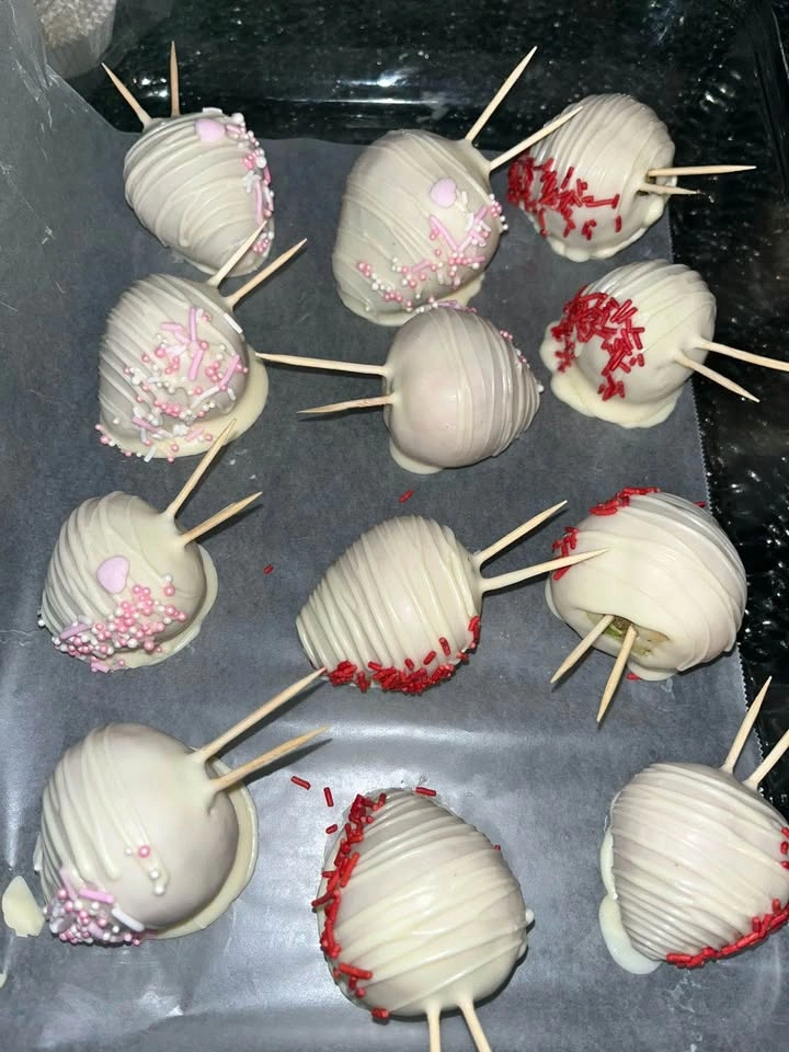 chocolate covered strawberries 🍓🤍 - photo 5