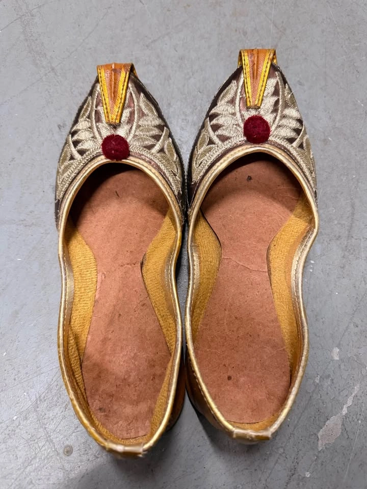 Embroidered Leather Jutti Khussa Shoes Size 6 - photo 2