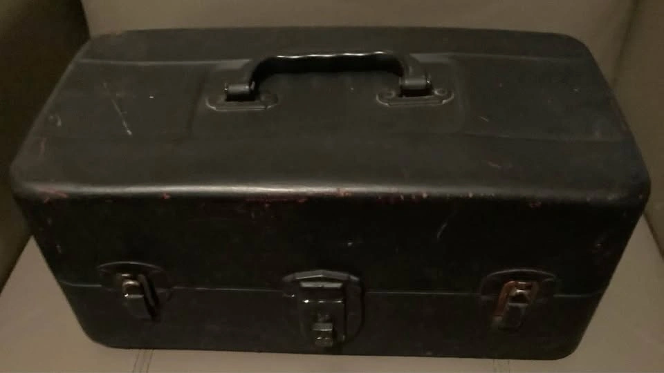 Estate Sale Vintage Metal Tackle Box With Lures - photo 2
