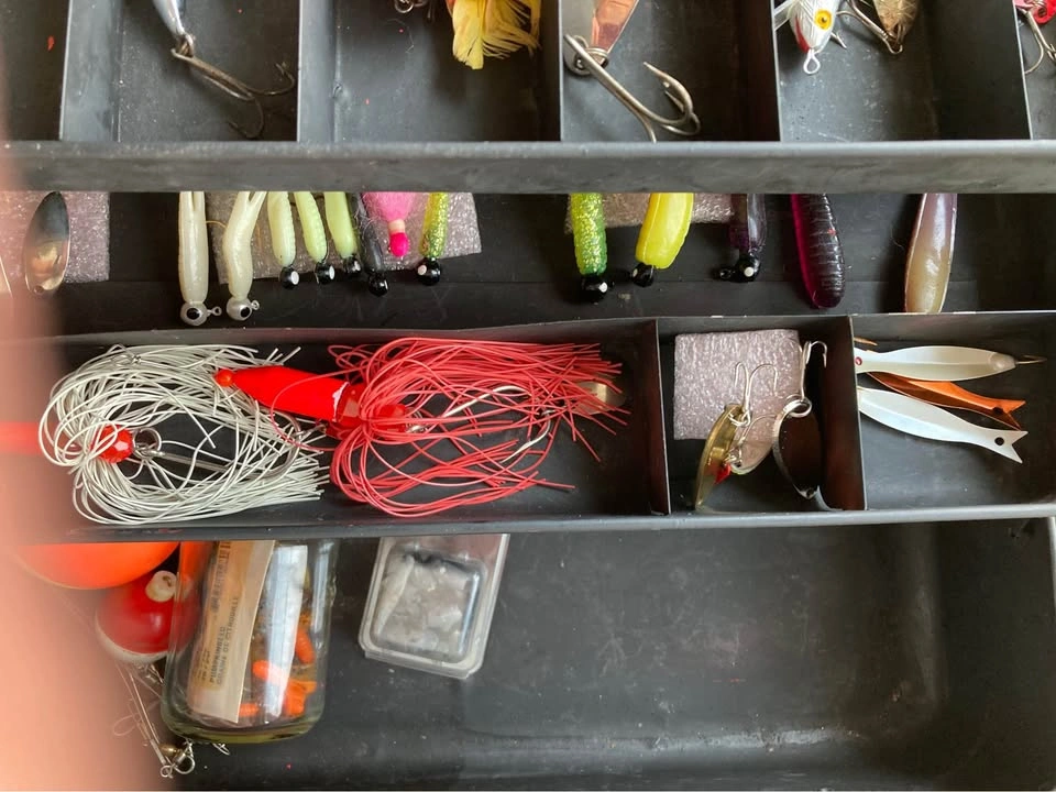Estate Sale Vintage Metal Tackle Box With Lures - photo 3